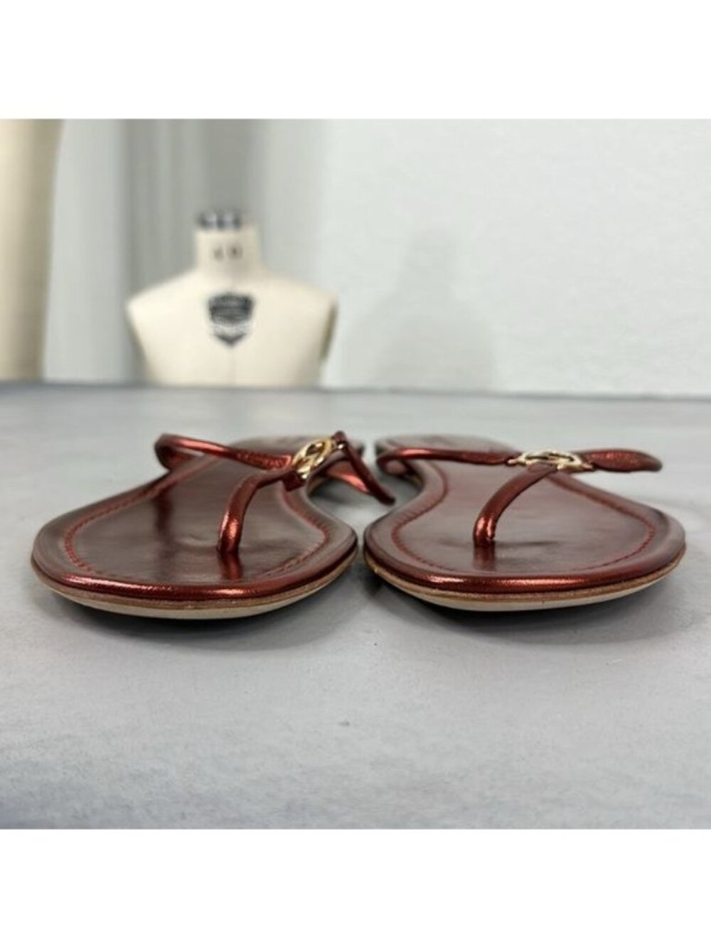 GUCCI VTG Brass Logo Embellished T Strap Leather Thong Metallic Slide Sandal Fla - Picture 3 of 8